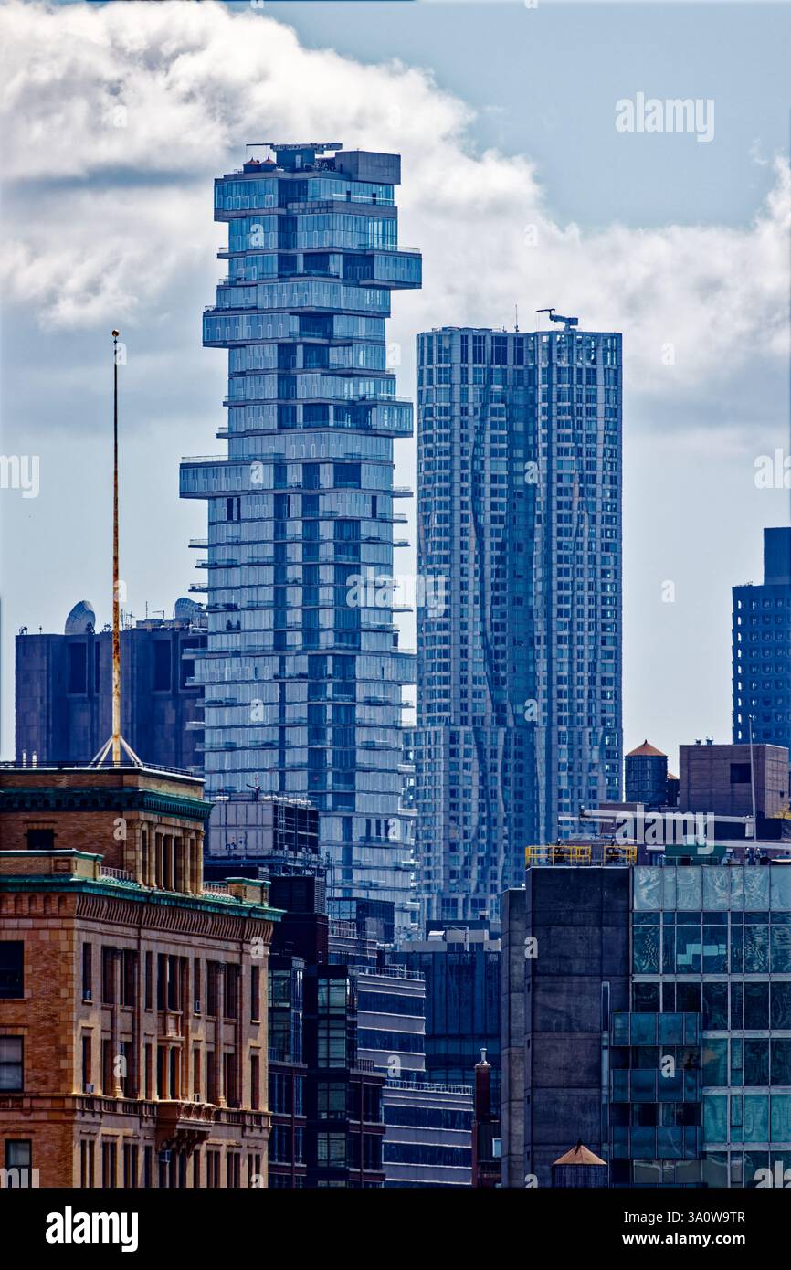 Der Jenga Tower und die 8 Spruce Street sind südlich von Pier 57 zu sehen. Beide Wohntürme brechen den Gestaltungsschimmel des Wohngebäudes auf. Stockfoto