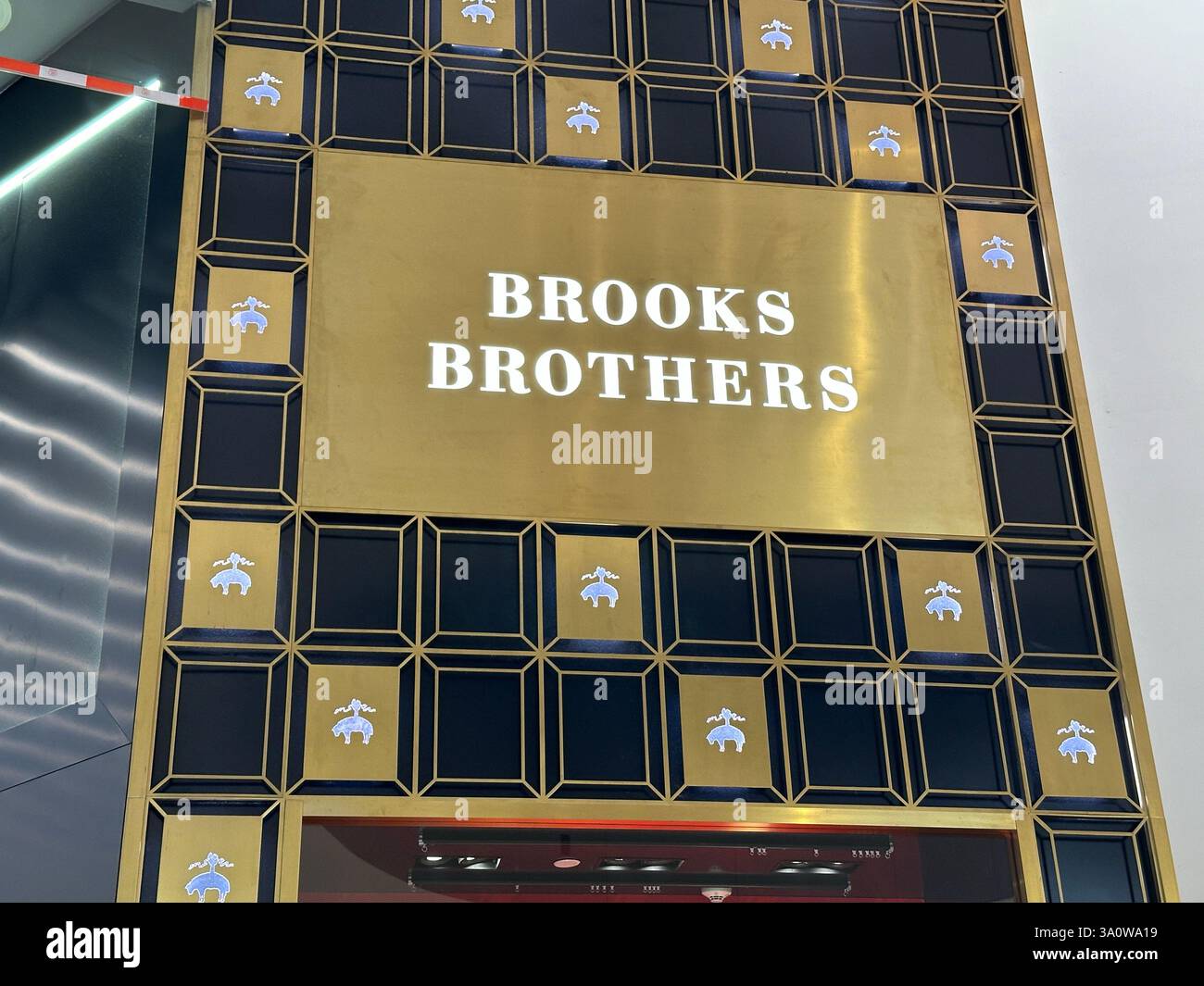 Chongqing, China - 5. Dezember 2023: Brooks Brothers Luxusmode - Smartphone-aufgenommenes Stockfoto