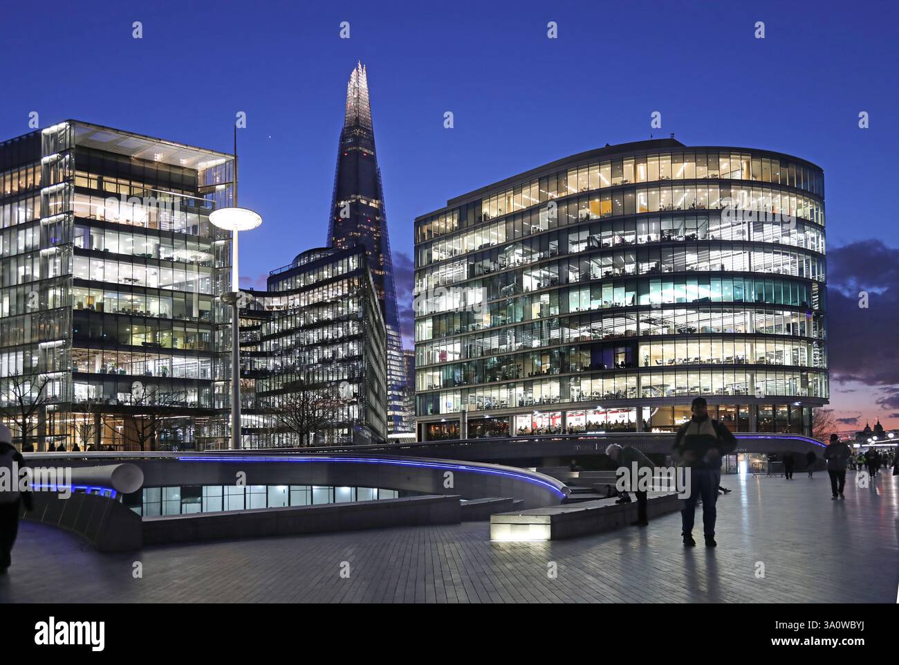 Blick in die Abenddämmerung auf die Büroanlage More London an der Themse, London. Zeigt den Scoop-Leistungsbereich im Vordergrund und den Shard (Mitte) an. Stockfoto