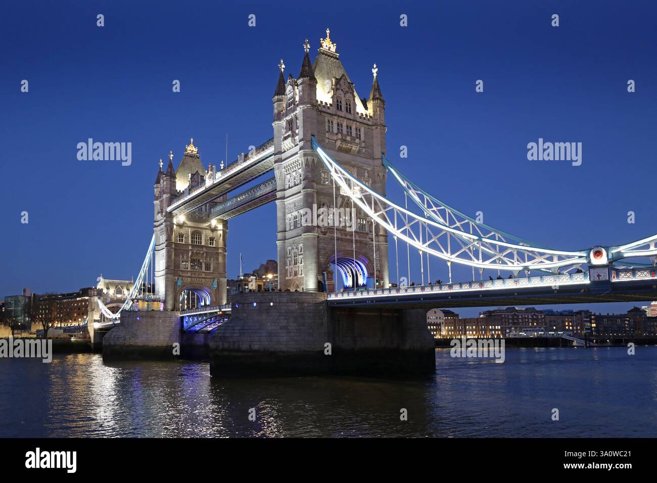 Nachtblick auf die neu renovierte Tower Bridge, London, Großbritannien. Blick aus Südwesten. Februar 2025 Stockfoto