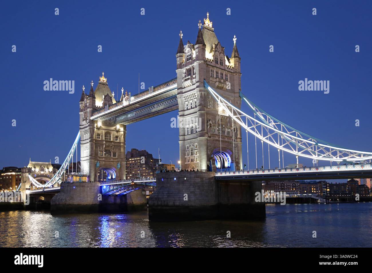Nachtblick auf die neu renovierte Tower Bridge, London, Großbritannien. Blick aus Südwesten. Februar 2025 Stockfoto