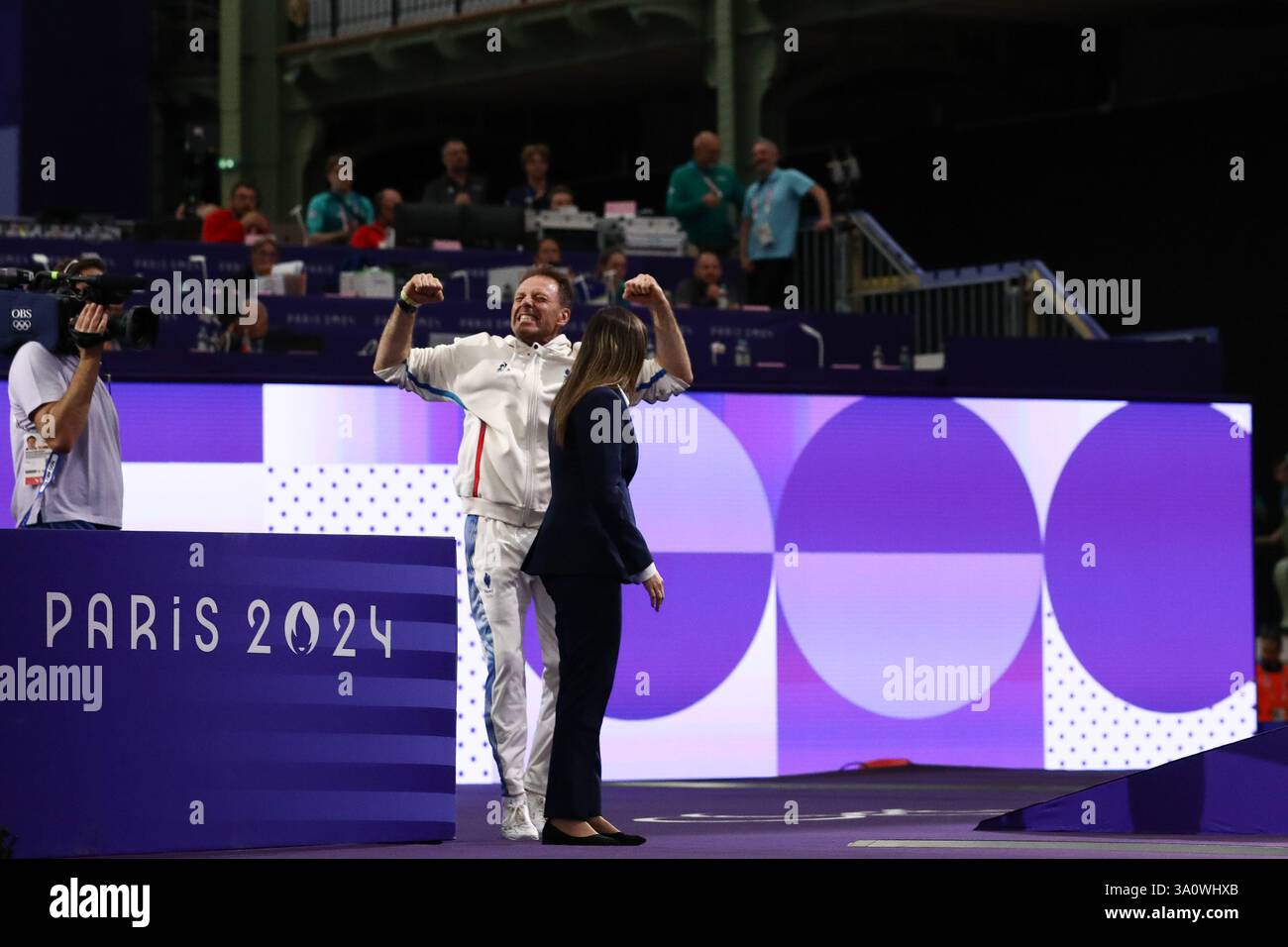 29. Juli 2024: Paris, Frankreich: Matthieu Gourdain reagiert auf Sara Balzer von Frankreich, die Olga Kharlan von der Ukraine im Fechten Women's Sabre indivi besiegt Stockfoto