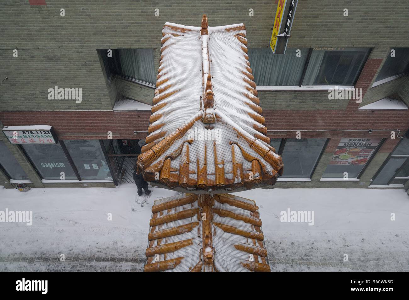 Das Paifang-Tor von Chinatown an einem verschneiten Wintermorgen, mit frischem Schnee, der seine komplizierten Details unterstreicht. Stockfoto