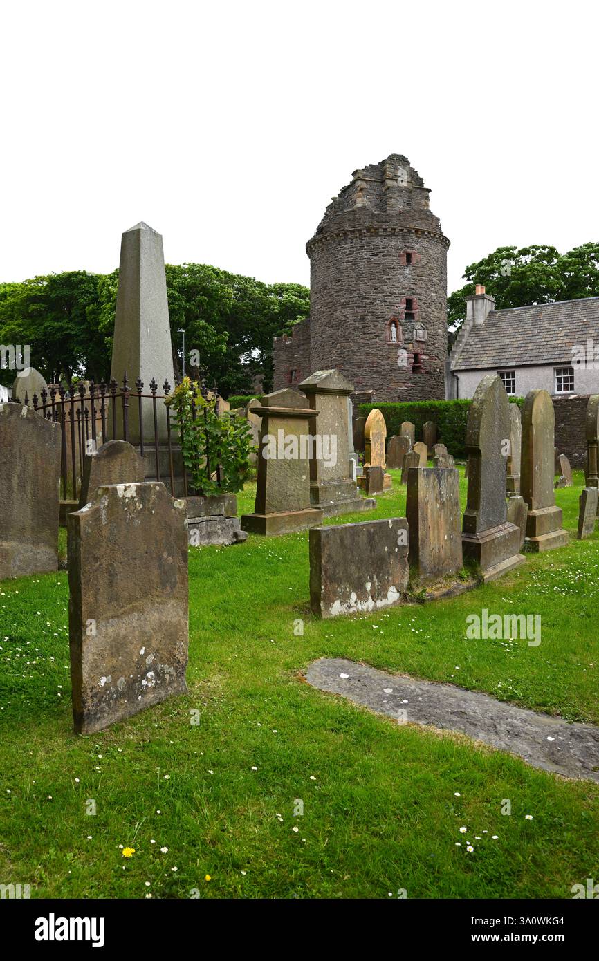 Außenansicht der Ruinen des Bischofspalastes und Friedhof der St. Magnus Kathedrale Kirkwall, Orkney, Schottland Stockfoto