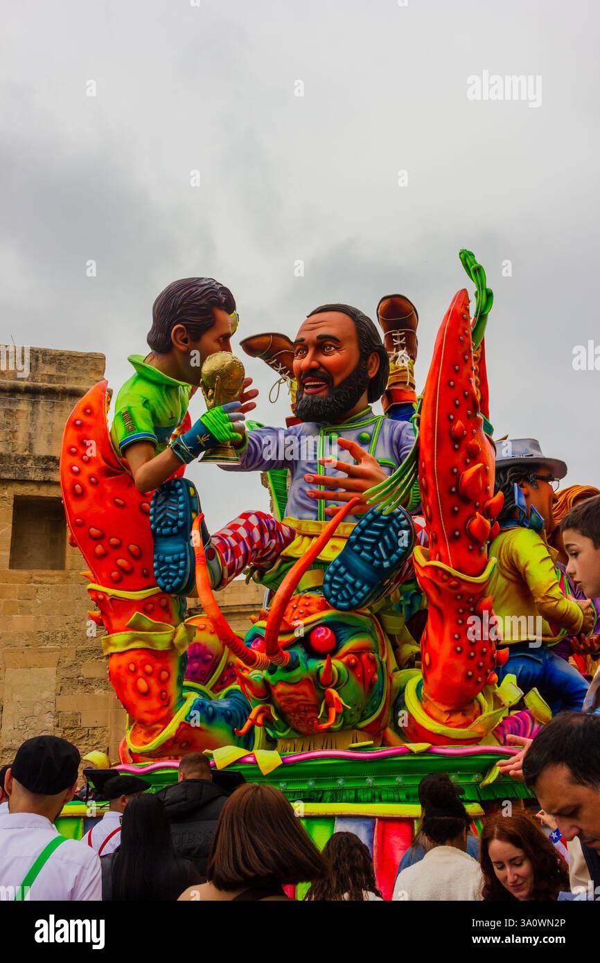 VALLETTA, MALTA - 2. März 2025 - farbenfroher Karnevalsschwimmer mit mythologischem Charakter in Urban Street Parade Stockfoto