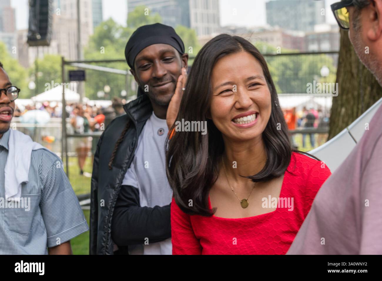 Boston, MA, USA-15. Juni 2023: Bürgermeisterin Michelle Wu begrüßt die Wähler. Stockfoto