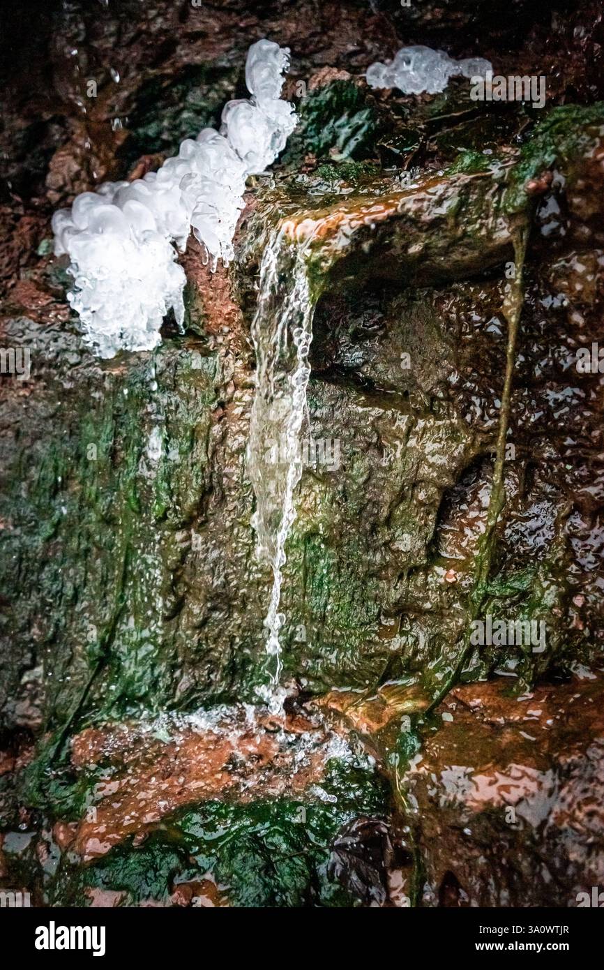 Wunderschönes Eis und Wasser im kanadischen Winter. Von einem Wasserfall in einem Wald. Stockfoto