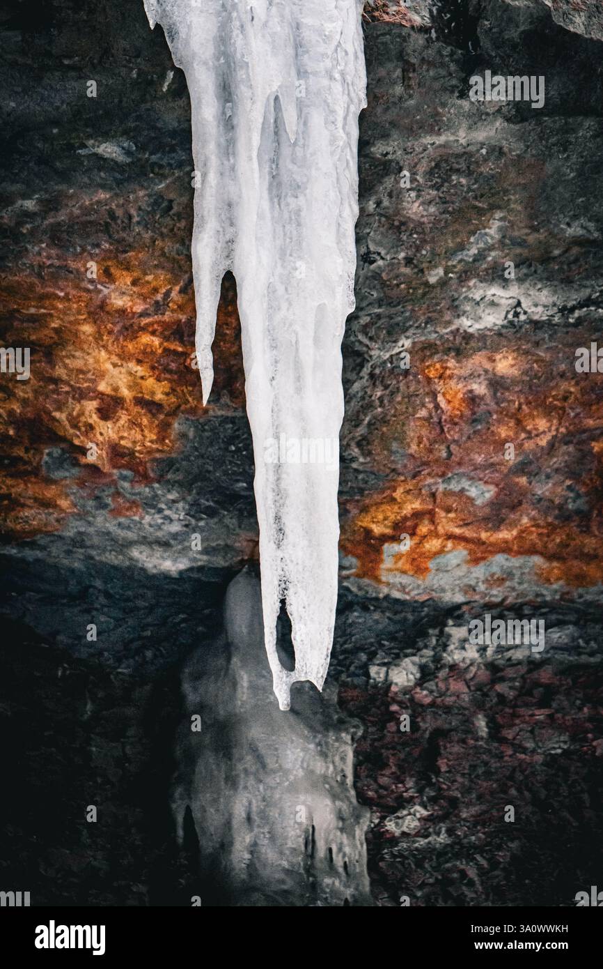 Wunderschönes Eis und Wasser im kanadischen Winter. Von einem Wasserfall in einem Wald. Stockfoto