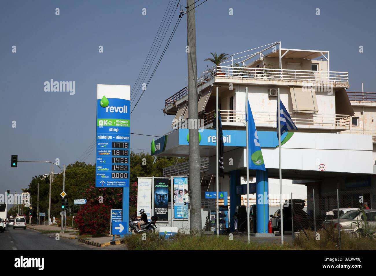 Revoil Tankstelle auf der Straße nach Voula Athen Attika Griechenland Stockfoto
