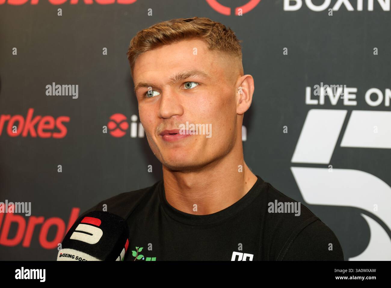 Maldron Hotel Brighton City Centre, 31 Cannon PL, Brighton and Hove, Brighton. Dieses Bild zeigt Codie Smith beim Medientag für die Codie Smith vs. Jose Perez als Teil der Undercard für das Boxspiel Harlem Eubank vs. Tyrone McKenna am Freitag, den 7. März im Brighton Centre. Beide Boxer schauten entspannt an einem informellen Medientag vor dem Kampf, der von verschiedenen Boxmedien und Fernsehmedien interviewt wurde. David Smith/Alamy Stockfoto