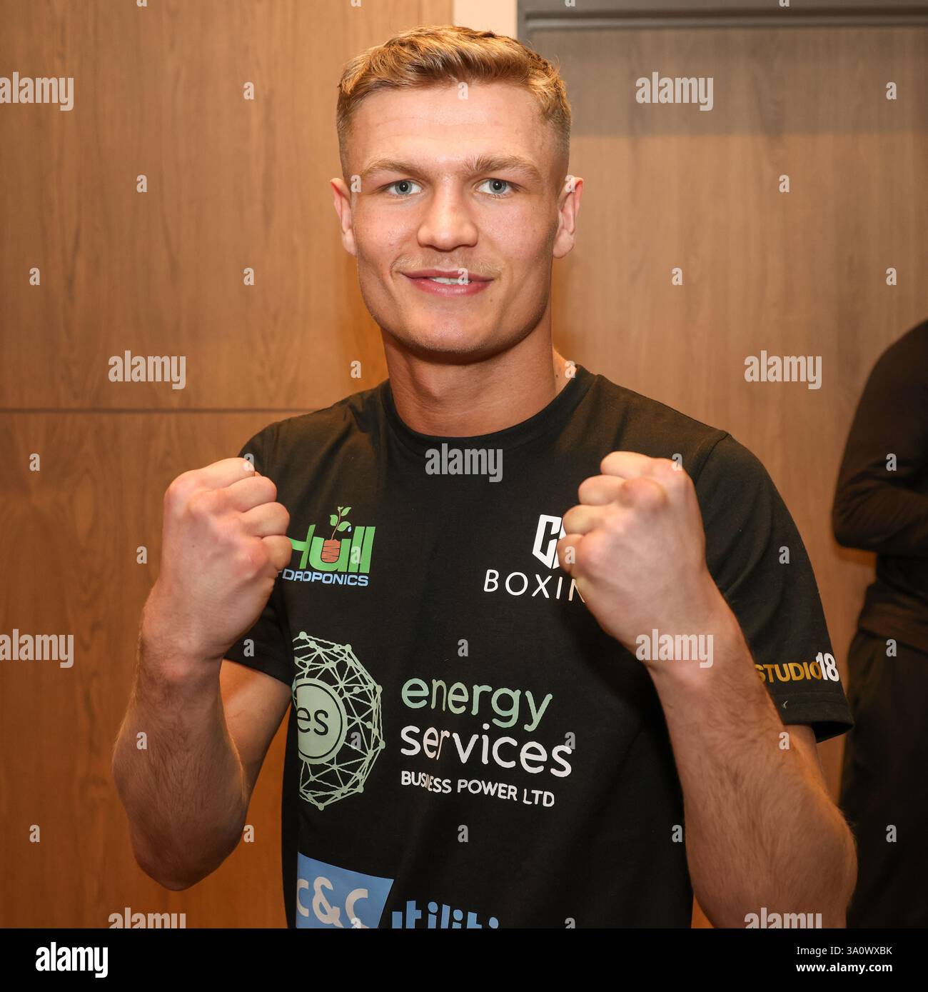 Maldron Hotel Brighton City Centre, 31 Cannon PL, Brighton and Hove, Brighton. Dieses Bild zeigt Codie Smith beim Medientag für die Codie Smith vs. Jose Perez als Teil der Undercard für das Boxspiel Harlem Eubank vs. Tyrone McKenna am Freitag, den 7. März im Brighton Centre. Beide Boxer schauten entspannt an einem informellen Medientag vor dem Kampf, der von verschiedenen Boxmedien und Fernsehmedien interviewt wurde. David Smith/Alamy Stockfoto