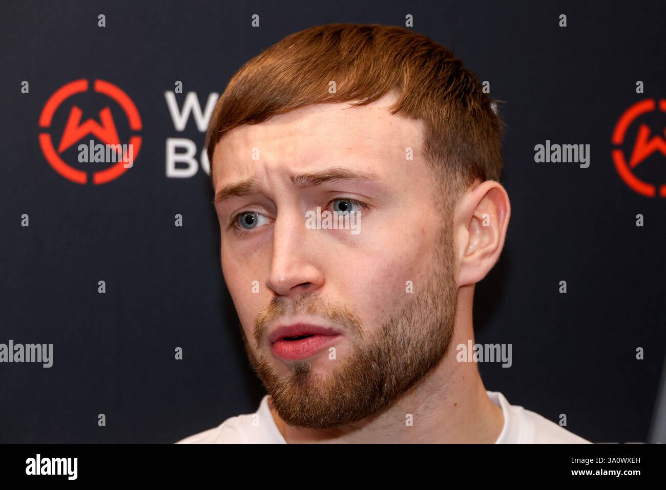 Maldron Hotel Brighton City Centre, 31 Cannon PL, Brighton and Hove, Brighton. Dieses Bild zeigt Dan Towards beim Medientag der Dan Towards gegen Muzamiru Kakande als Teil der Undercard für das Boxspiel Harlem Eubank gegen Tyrone McKenna am Freitag, den 7. März im Brighton Centre. Beide Boxer schauten entspannt an einem informellen Medientag vor dem Kampf, der von verschiedenen Boxmedien und Fernsehmedien interviewt wurde. David Smith/Alamy Stockfoto