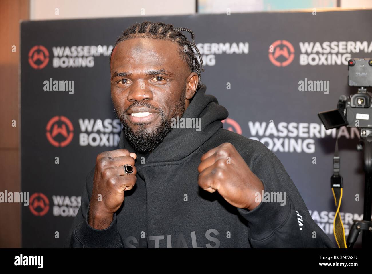 Maldron Hotel Brighton City Centre, 31 Cannon PL, Brighton and Hove, Brighton. Dieses Bild zeigt Muzamiru Kakande beim Medientag der Dan Towards vs Muzamiru Kakande als Teil der Undercard für das Boxspiel Harlem Eubank vs. Tyrone McKenna am Freitag, den 7. März im Brighton Centre. Beide Boxer schauten entspannt an einem informellen Medientag vor dem Kampf, der von verschiedenen Boxmedien und Fernsehmedien interviewt wurde. David Smith/Alamy Stockfoto