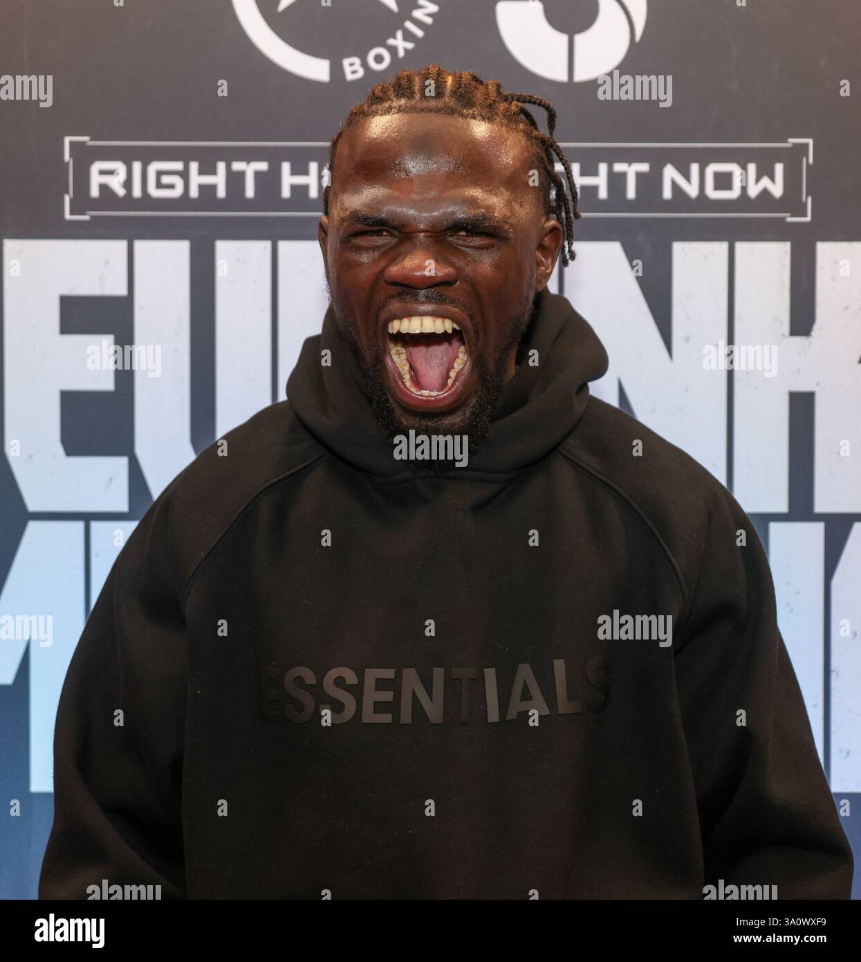 Maldron Hotel Brighton City Centre, 31 Cannon PL, Brighton and Hove, Brighton. Dieses Bild zeigt Muzamiru Kakande beim Medientag der Dan Towards vs Muzamiru Kakande als Teil der Undercard für das Boxspiel Harlem Eubank vs. Tyrone McKenna am Freitag, den 7. März im Brighton Centre. Beide Boxer schauten entspannt an einem informellen Medientag vor dem Kampf, der von verschiedenen Boxmedien und Fernsehmedien interviewt wurde. David Smith/Alamy Stockfoto