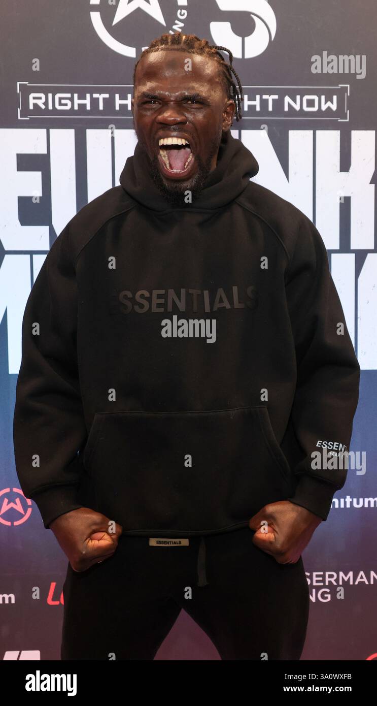 Maldron Hotel Brighton City Centre, 31 Cannon PL, Brighton and Hove, Brighton. Dieses Bild zeigt Muzamiru Kakande beim Medientag der Dan Towards vs Muzamiru Kakande als Teil der Undercard für das Boxspiel Harlem Eubank vs. Tyrone McKenna am Freitag, den 7. März im Brighton Centre. Beide Boxer schauten entspannt an einem informellen Medientag vor dem Kampf, der von verschiedenen Boxmedien und Fernsehmedien interviewt wurde. David Smith/Alamy Stockfoto