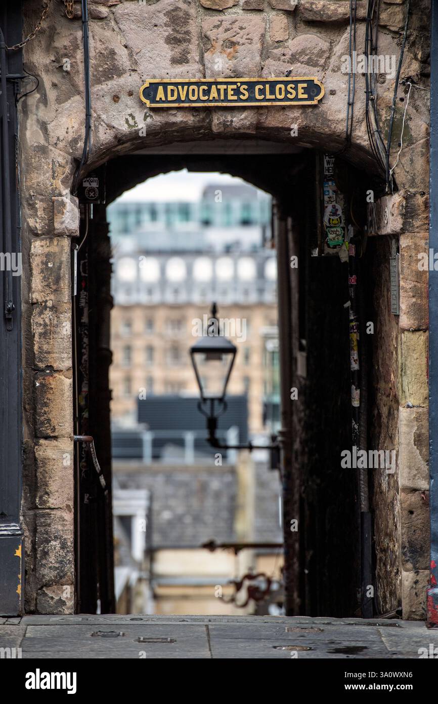 Der Bogen führt zu Advocate's Close in Edinburgh, Schottland, Großbritannien Stockfoto