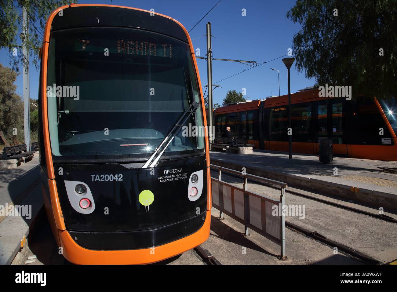 Die Straßenbahn hielt am festen Bahnhof in Vouliagmeni Athen Attika Griechenland Stockfoto