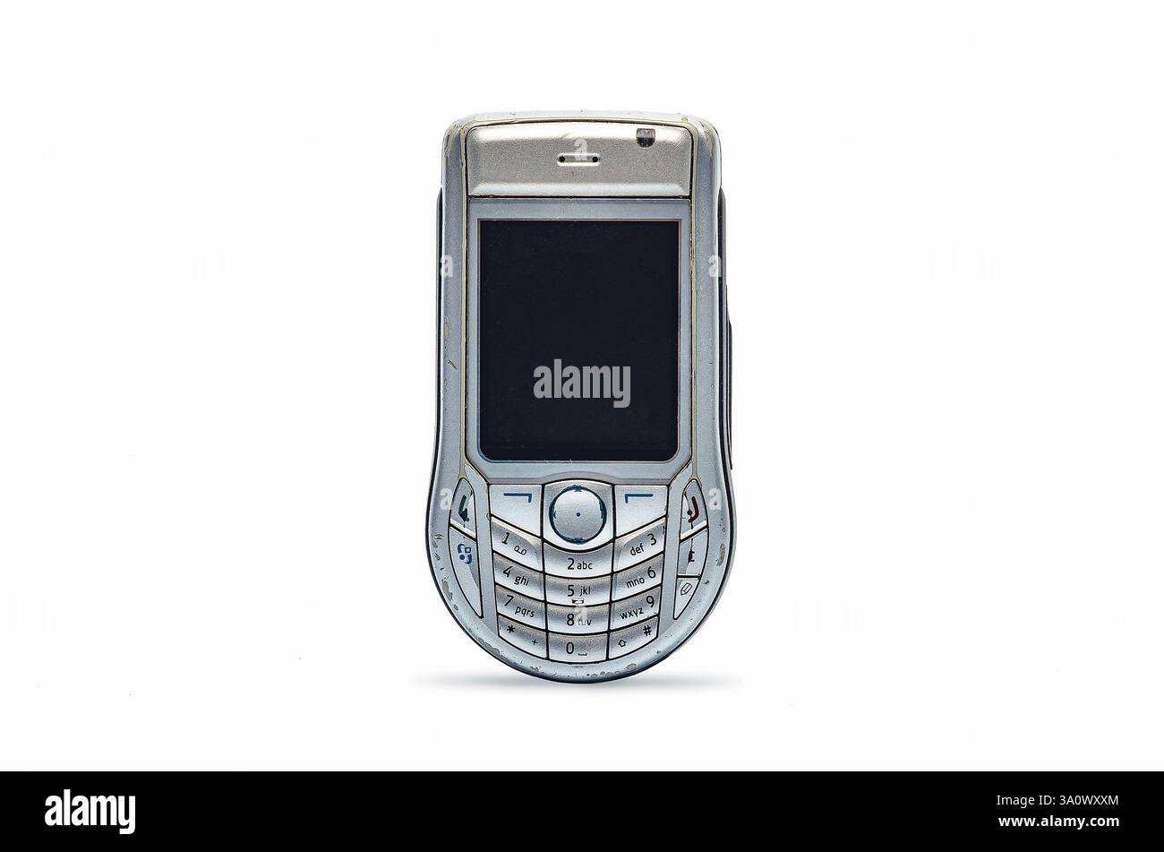 Silbernes Retro-Handy mit verkratztem Bildschirm auf weiß Stockfoto