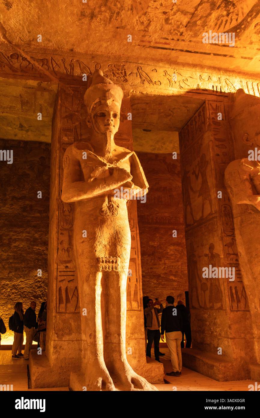 Abu Simbel, Ägypten; 18. Januar 2024: Zeuge der architektonischen Brillanz des Inneren des Tempels des Ramses in Abu Simbel, Ägypten. Bewundern Sie es. Stockfoto