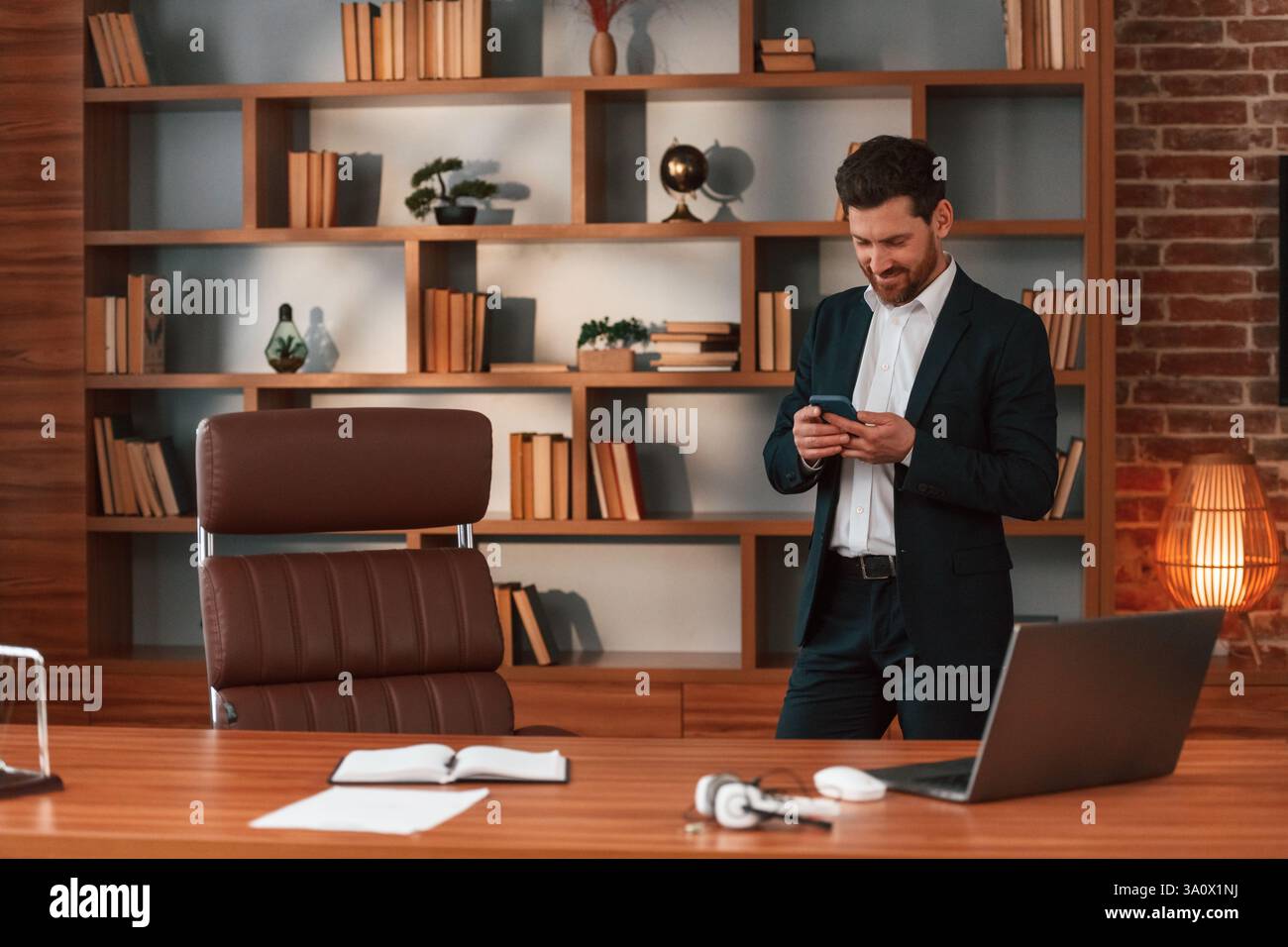 Geschäftsmann in formeller Kleidung arbeitet drinnen. Stockfoto