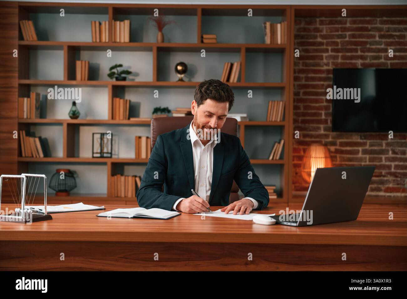 Geschäftsmann in formeller Kleidung arbeitet drinnen. Stockfoto