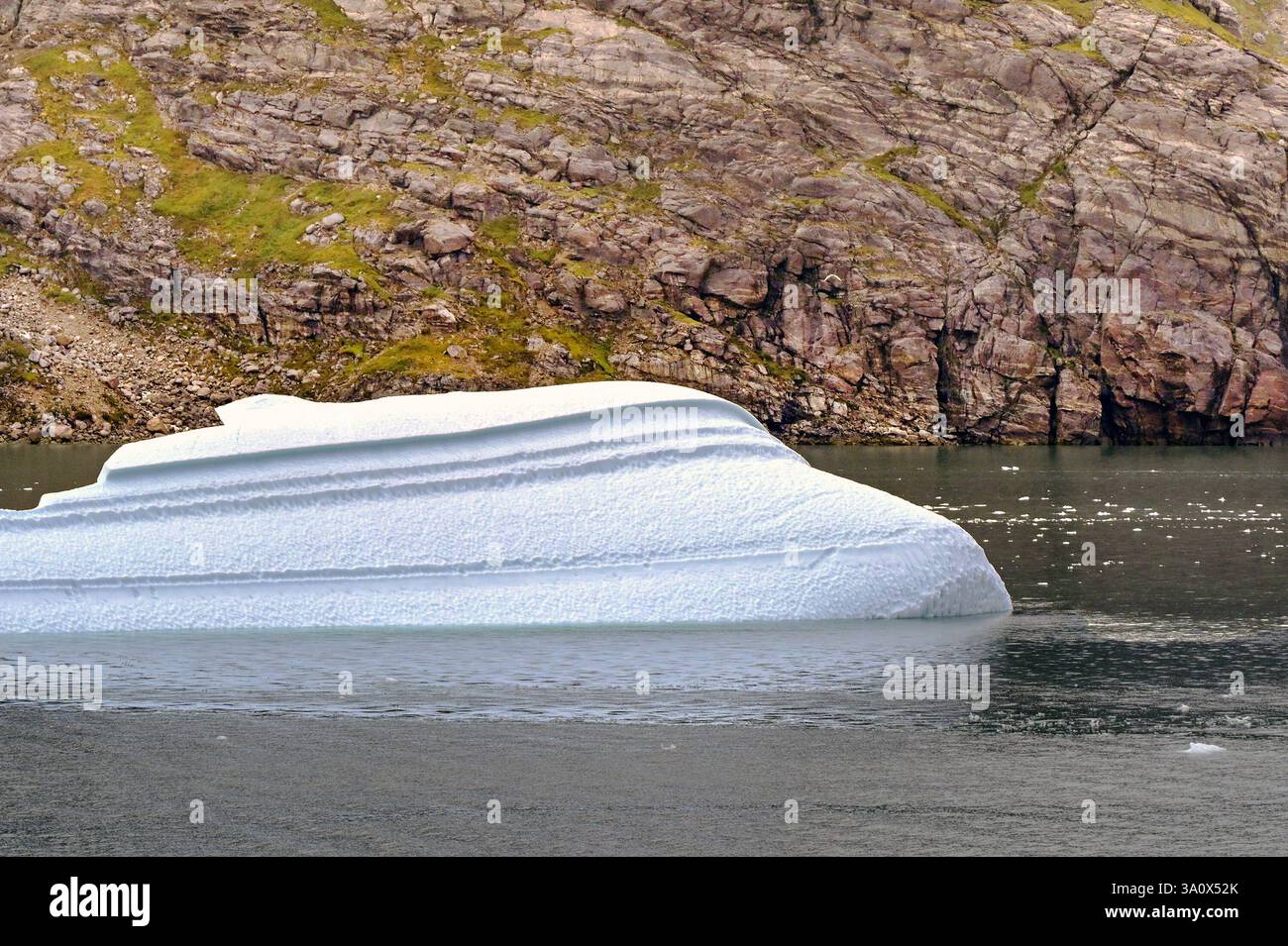 Atlantik, Grönland - 28. August 2024: Landschaftlich reizvolle Aussicht auf einen Eisberg in Form eines Kreuzfahrtschiffs im Prince Christian Sound in Grönland Stockfoto