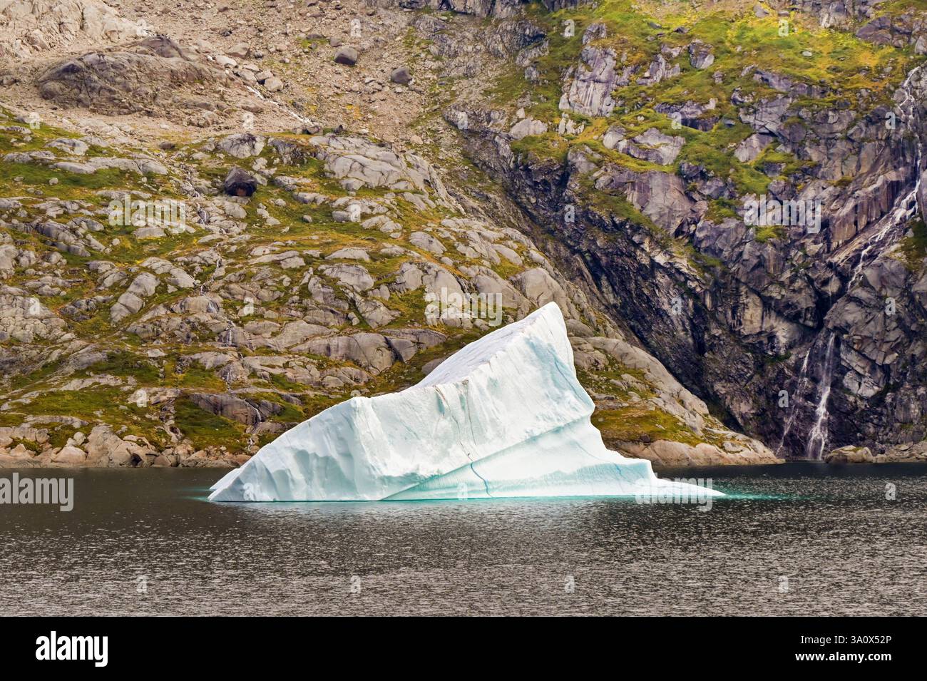 Atlantik, Grönland - 28. August 2024: Landschaftlich schöner Blick auf einen Eisberg in einem Fjord im Prince Christian Sound in Grönland Stockfoto