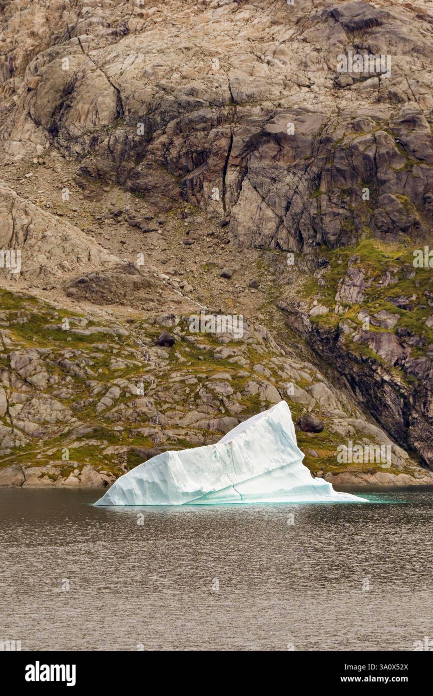 Atlantik, Grönland - 28. August 2024: Landschaftlich schöner Blick auf einen Eisberg in einem Fjord im Prince Christian Sound in Grönland Stockfoto