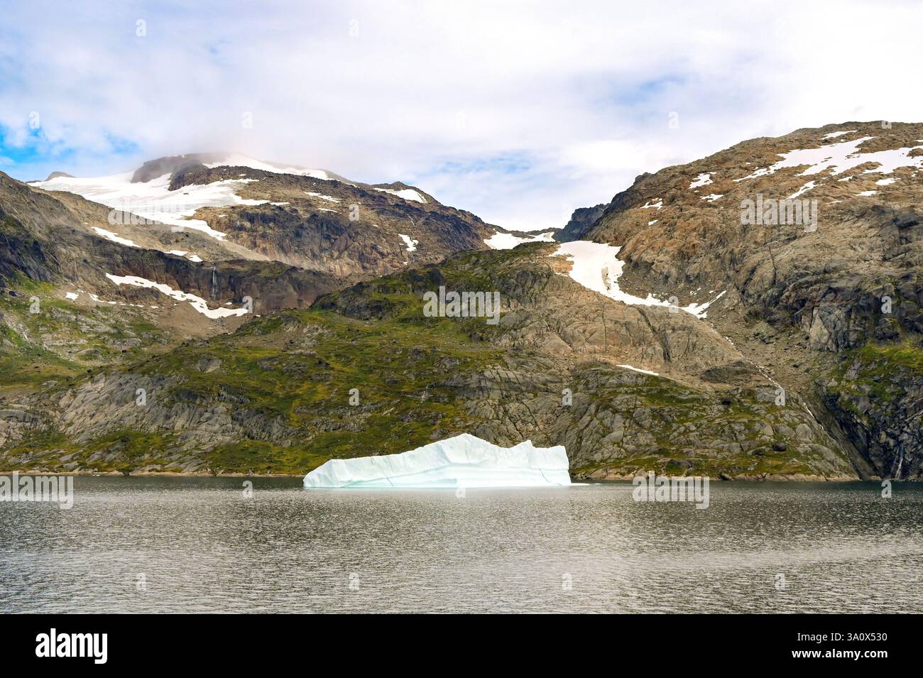 Atlantik, Grönland - 28. August 2024: Landschaftlich schöner Blick auf einen Eisberg in einem Fjord im Prince Christian Sound in Grönland Stockfoto