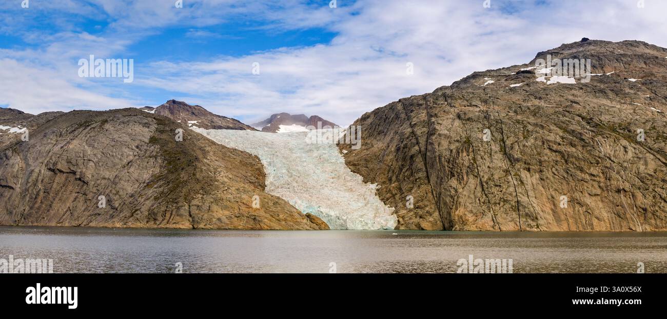 Atlantik, Grönland - 28. August 2024: Landschaftlich schöner Blick auf einen Gletscher in einem Fjord im Prince Christian Sound in Grönland Stockfoto