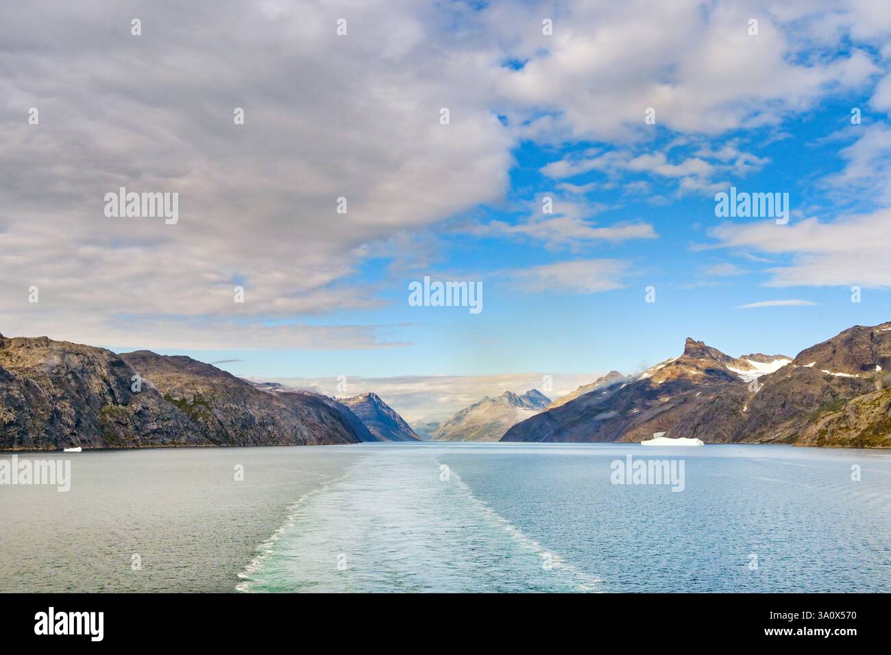 Atlantik, Grönland - 28. August 2024: Malerischer Blick auf einen Fjord im Prince Christian Sound in Grönland Stockfoto