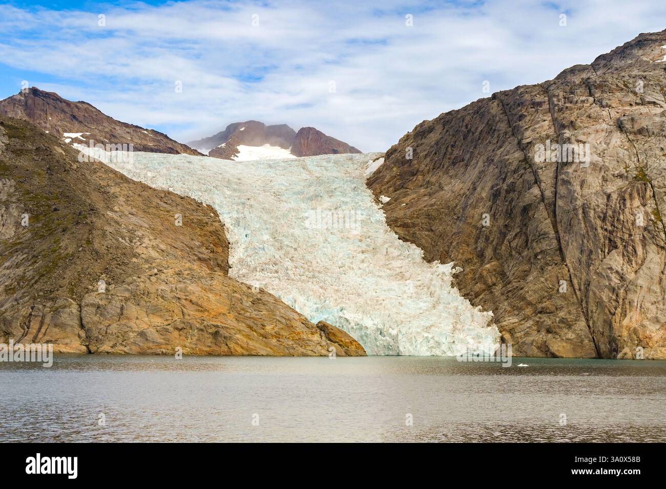 Atlantik, Grönland - 28. August 2024: Landschaftlich schöner Blick auf einen Gletscher in einem Fjord im Prince Christian Sound in Grönland Stockfoto