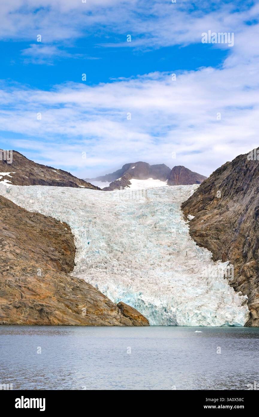 Atlantik, Grönland - 28. August 2024: Landschaftlich schöner Blick auf einen Gletscher in einem Fjord im Prince Christian Sound in Grönland Stockfoto