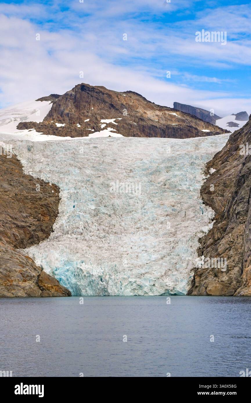 Atlantik, Grönland - 28. August 2024: Landschaftlich schöner Blick auf einen Gletscher in einem Fjord im Prince Christian Sound in Grönland Stockfoto