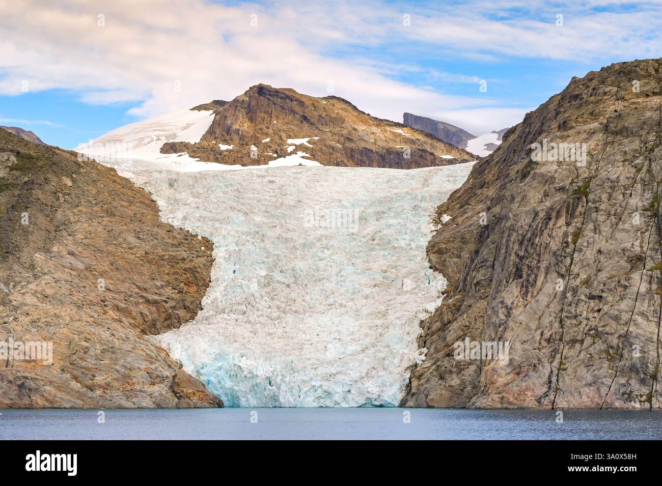 Atlantik, Grönland - 28. August 2024: Landschaftlich schöner Blick auf einen Gletscher in einem Fjord im Prince Christian Sound in Grönland Stockfoto