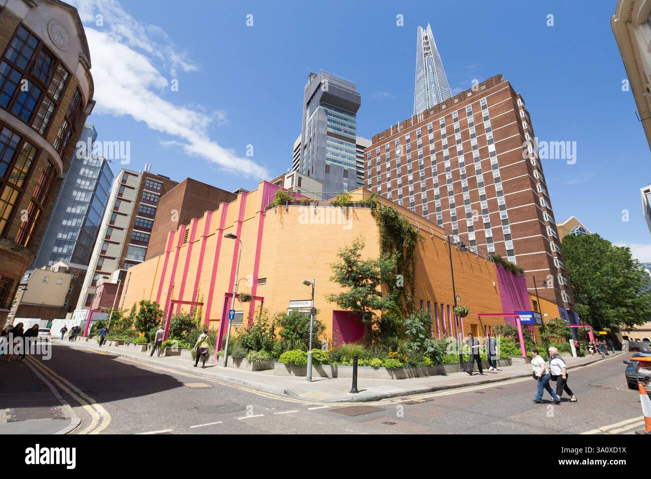 Lineare pocket Park im Greenwood Theater von British Fashion Designer Dame Zandra Rhodes und Garten Designer TV-Moderatorin Joe Swift Stockfoto