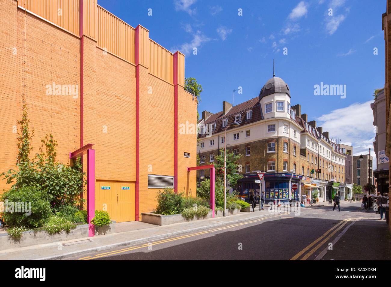 Lineare pocket Park im Greenwood Theater von British Fashion Designer Dame Zandra Rhodes und Garten Designer TV-Moderatorin Joe Swift Stockfoto