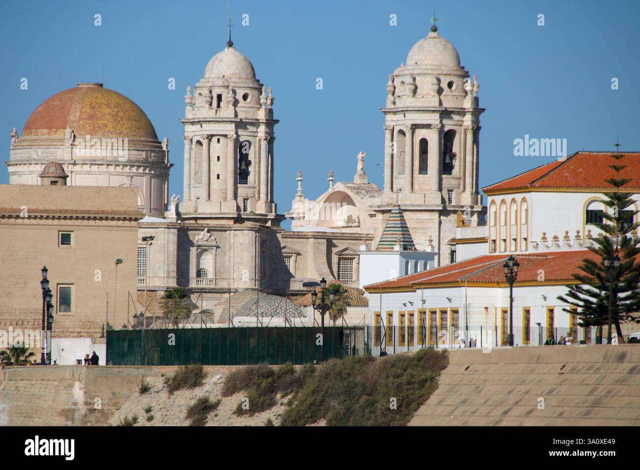 Panoramablick auf die Kathedrale von Cádiz vom Strand Santa María del Mar Andalusien, Spanien. Stockfoto