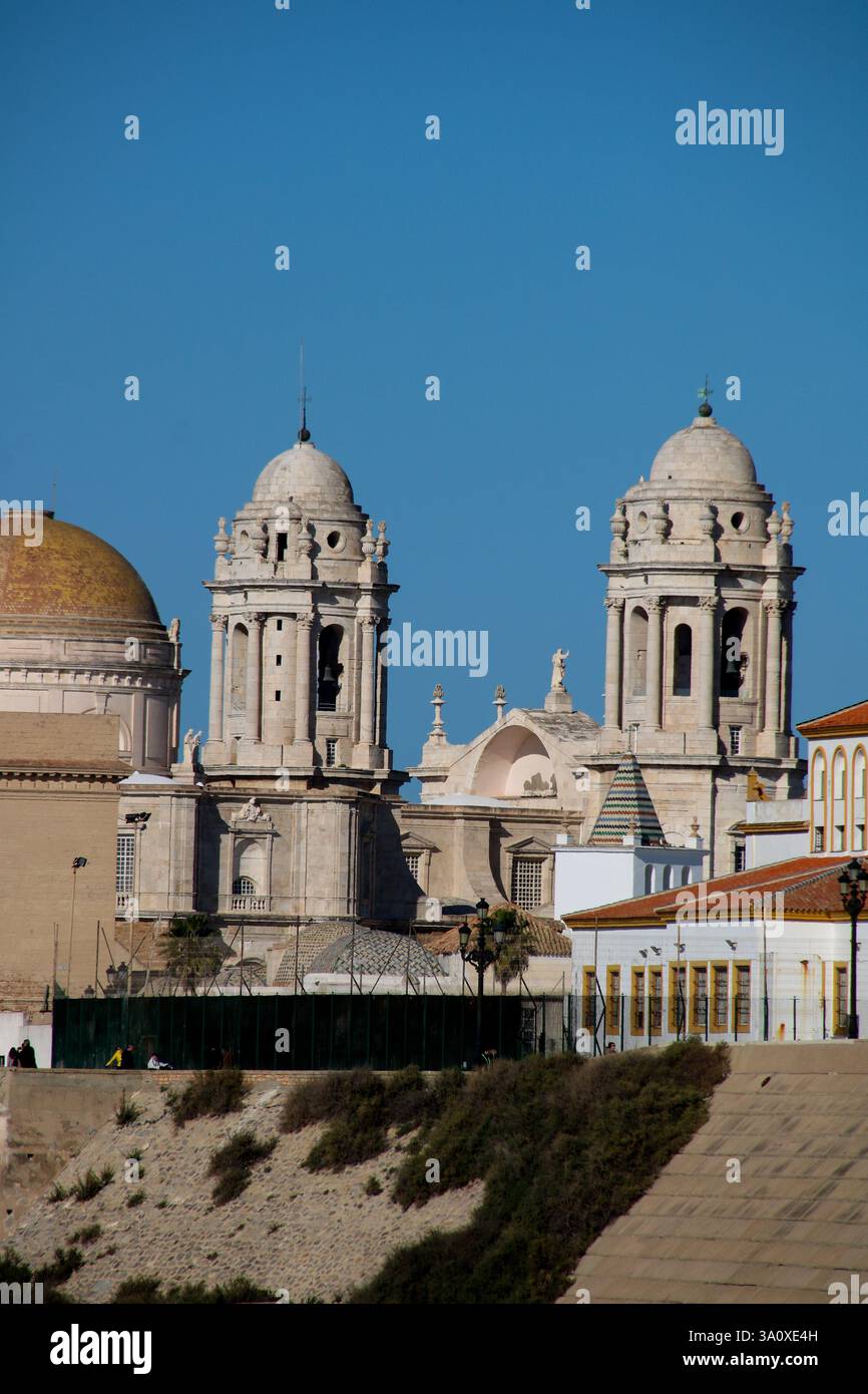 Panoramablick auf die Kathedrale von Cádiz vom Strand Santa María del Mar Andalusien, Spanien. Stockfoto