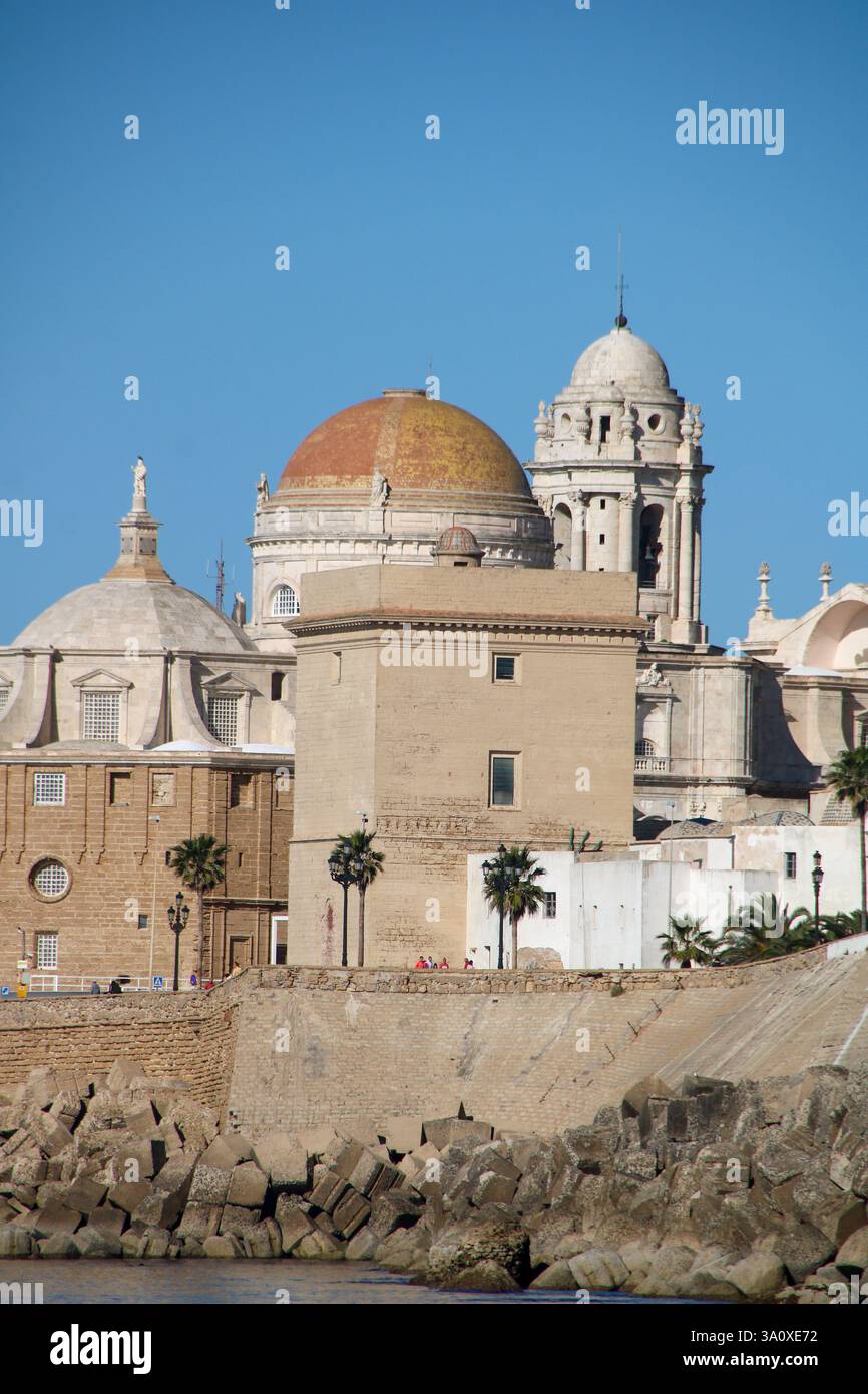 Panoramablick auf die Kathedrale von Cádiz vom Strand Santa María del Mar Andalusien, Spanien. Stockfoto