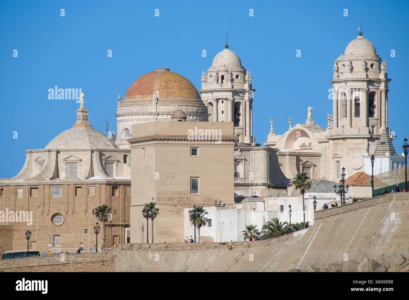 Panoramablick auf die Kathedrale von Cádiz vom Strand Santa María del Mar Andalusien, Spanien. Stockfoto