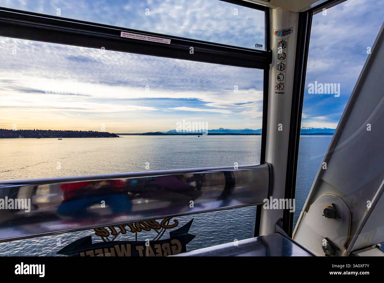 Blick auf die Skyline und die Uferpromenade während der Fahrt mit dem Seattle Great Wheel, Seattle, Washington State, USA [keine Veröffentlichung; nur redaktionelle Lizenzierung] Stockfoto