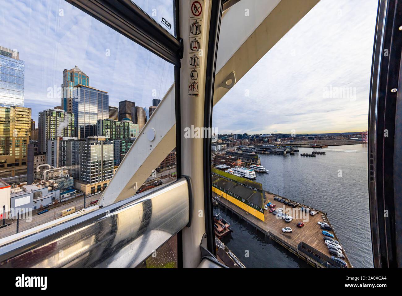 Blick auf die Skyline und die Uferpromenade während der Fahrt mit dem Seattle Great Wheel, Seattle, Washington State, USA [keine Veröffentlichung; nur redaktionelle Lizenzierung] Stockfoto
