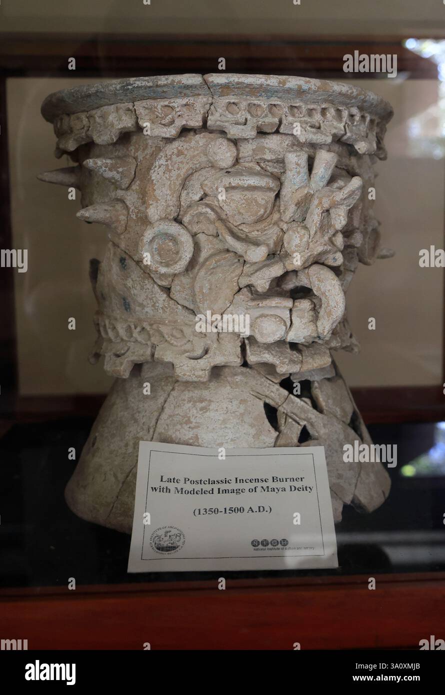 Ein spätklassischer Räucherbrenner mit einem nachempfundenen Bild der Maya-Gottheit im Museum der archäologischen Stätte Lamanai Maya. Orange Walk. Belize Stockfoto