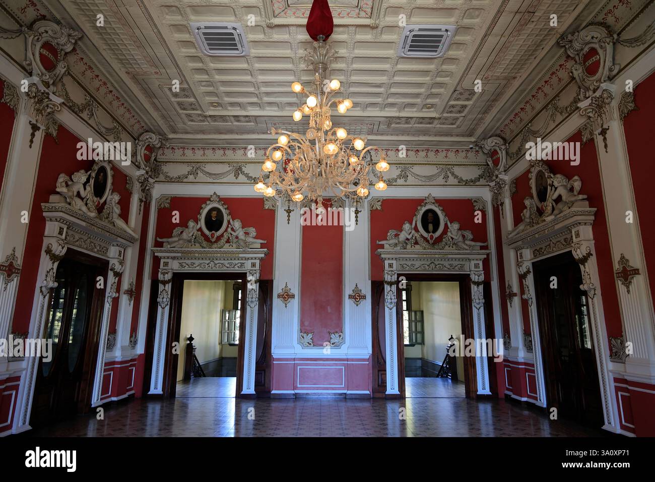 Der Rote Saal (Salon Rojo) der formelle Empfangsraum, den das salvadorianische Außenministerium für den Empfang ausländischer Botschafter im Nationalpalast von El Salvador nutzt. San Salvador. El Salvador Stockfoto