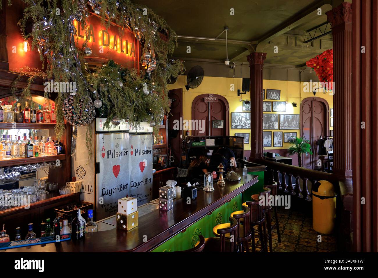 Die Bar mit dem Zeichen La Dalia im Club La Dalia, einem historischen Billardclub seit 1900 im historischen Zentrum von San Salvador. El Salvador Stockfoto