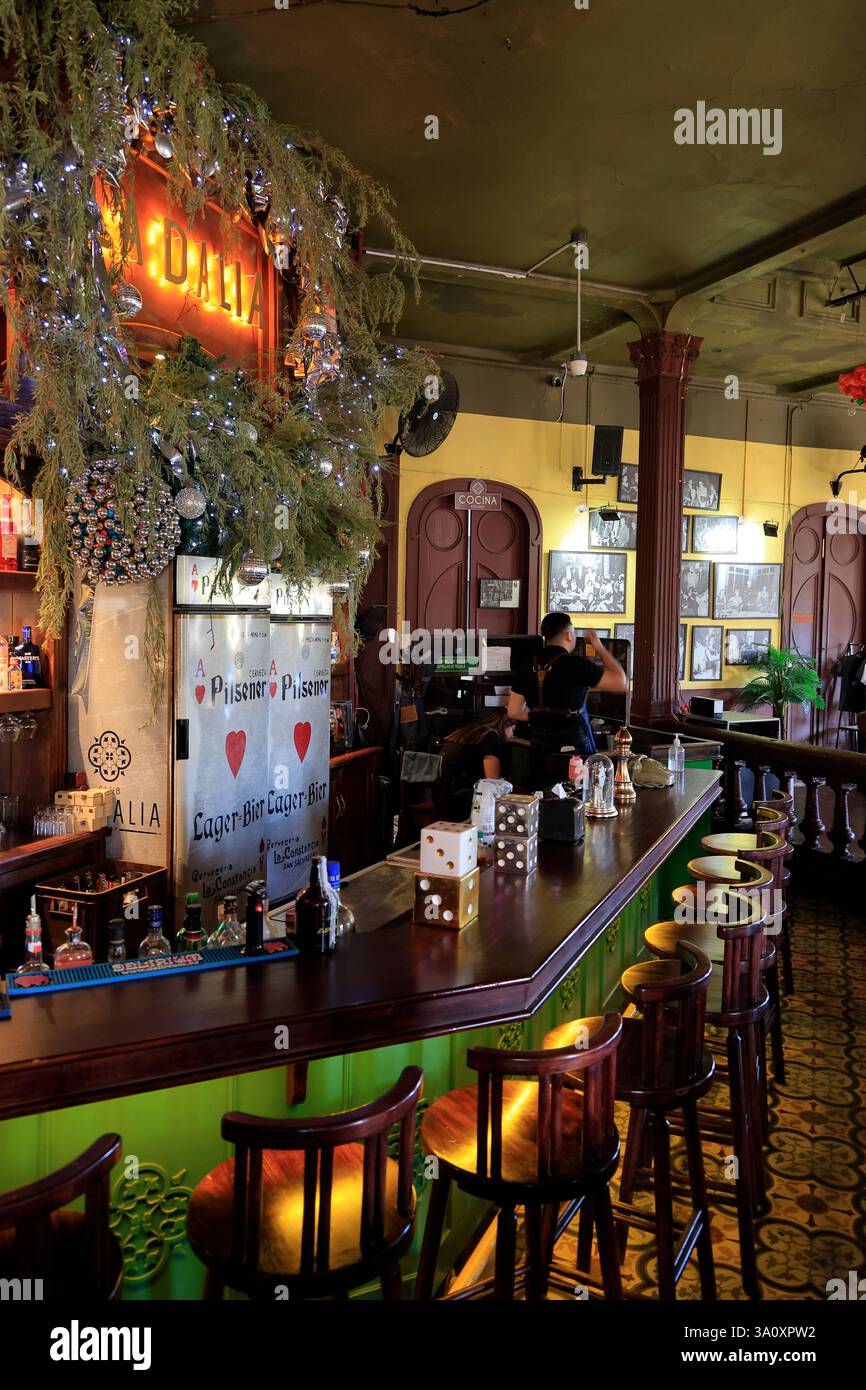 Die Bar mit dem Zeichen La Dalia im Club La Dalia, einem historischen Billardclub seit 1900 im historischen Zentrum von San Salvador. El Salvador Stockfoto