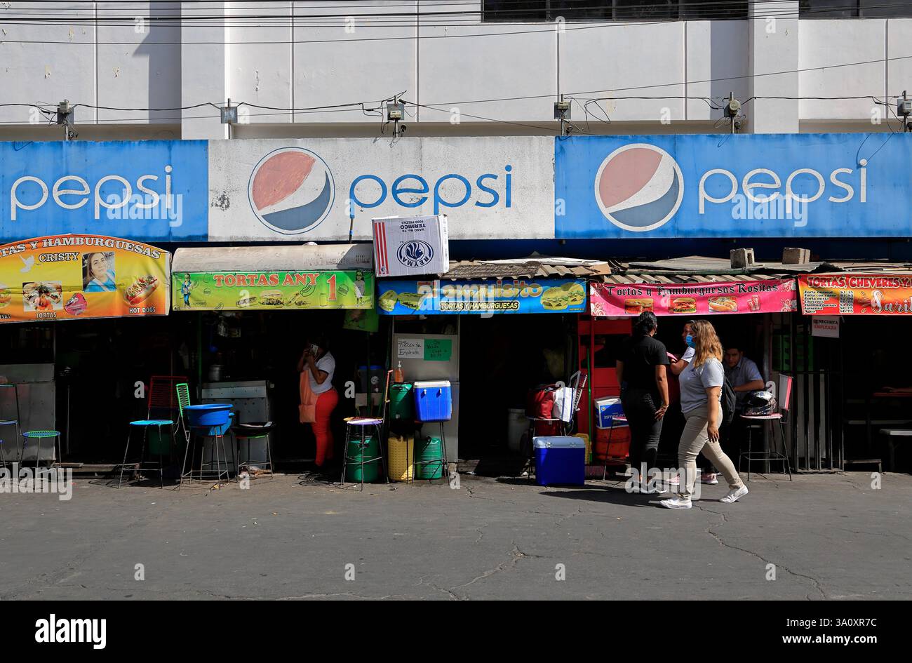 Imbissstände in der Nähe des Parque Libertad (Liberty Park), dem Hauptplatz von Santa Ana. El Salvador Stockfoto