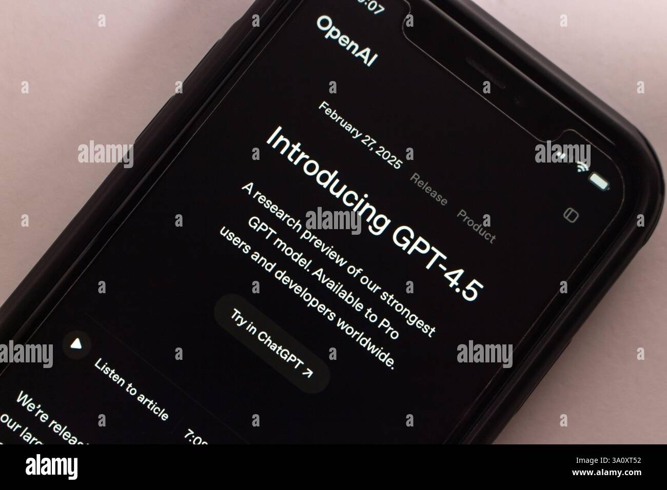 „Einführung von GPT-4,5“ auf der OpenAI-Website. GPT-4,5 ist ein erweitertes LLM, das als verbesserte Version von GPT-4 gebaut wurde Stockfoto