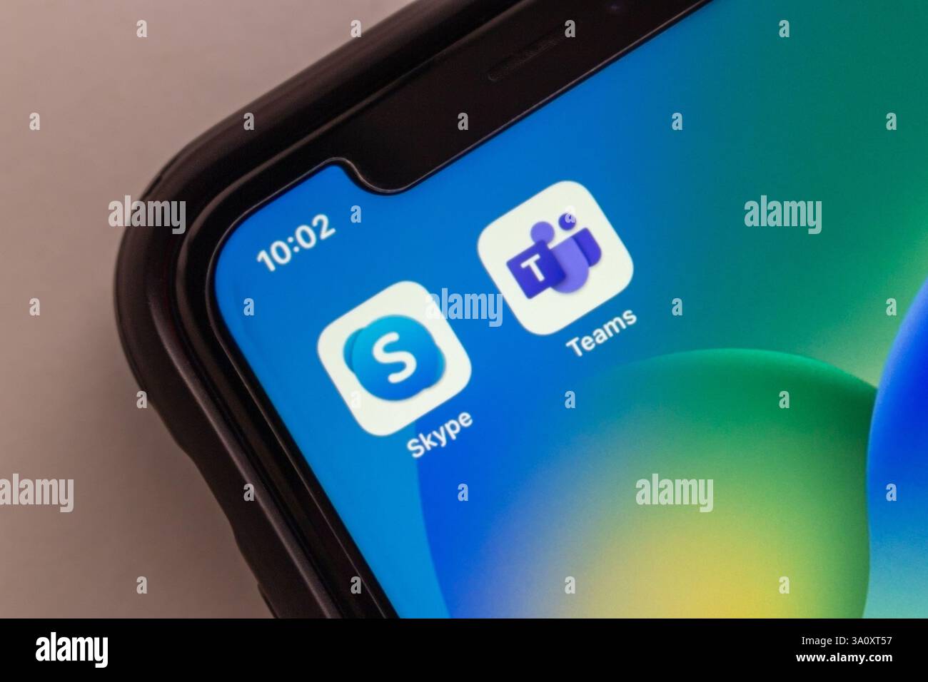 Mexiko-Stadt, MEXIKO - 5. März 2025 : Symbole für Skype- und Microsoft-Teams werden auf einem iPhone angezeigt und symbolisieren den Rückgang von Skype, wenn die Teams die Führung übernehmen. Stockfoto